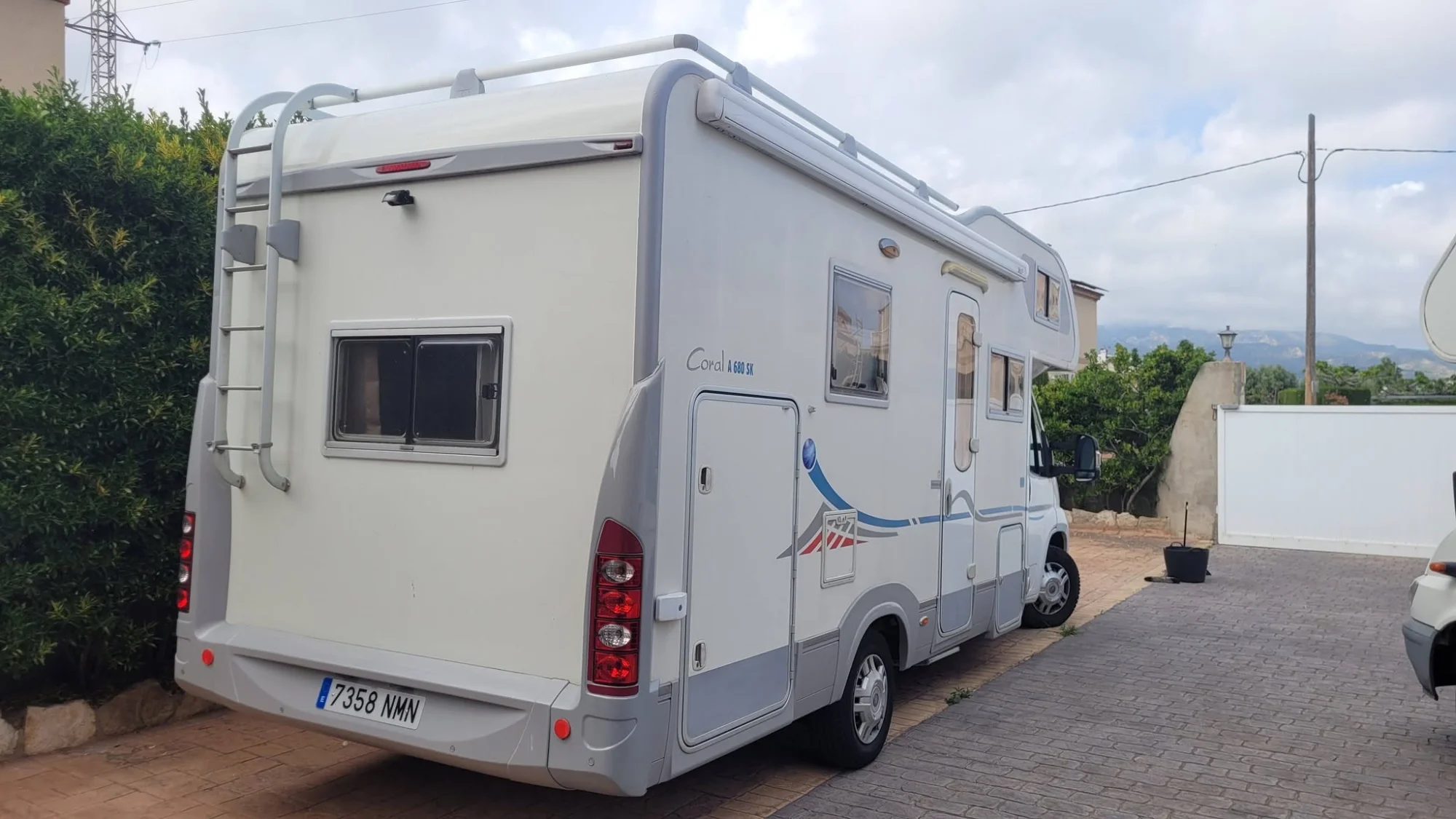 Adria fiat ducato autocaravana 4 plazas con garaje para moto