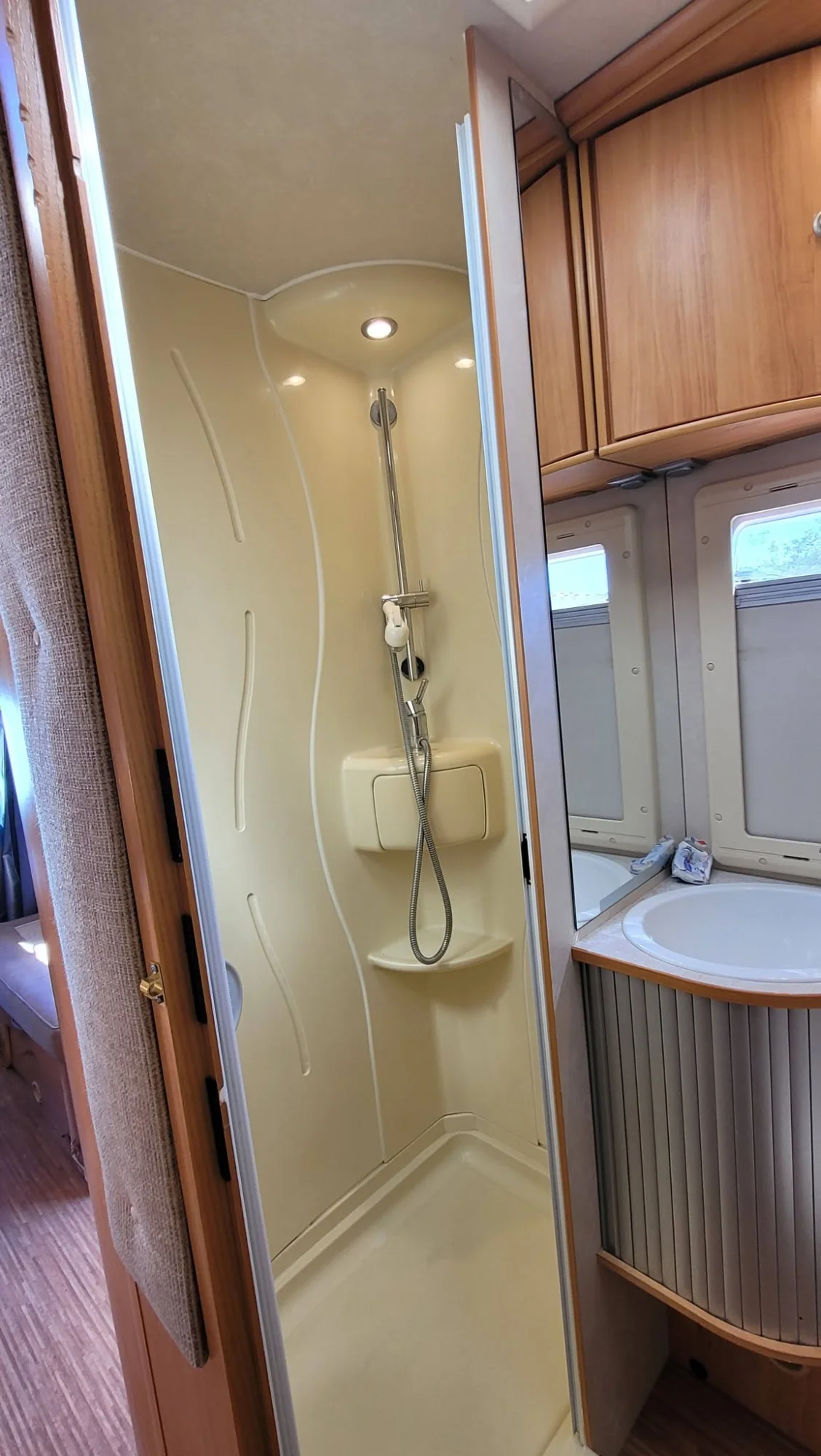 Adria fiat ducato autocaravana 4 plazas con garaje para moto