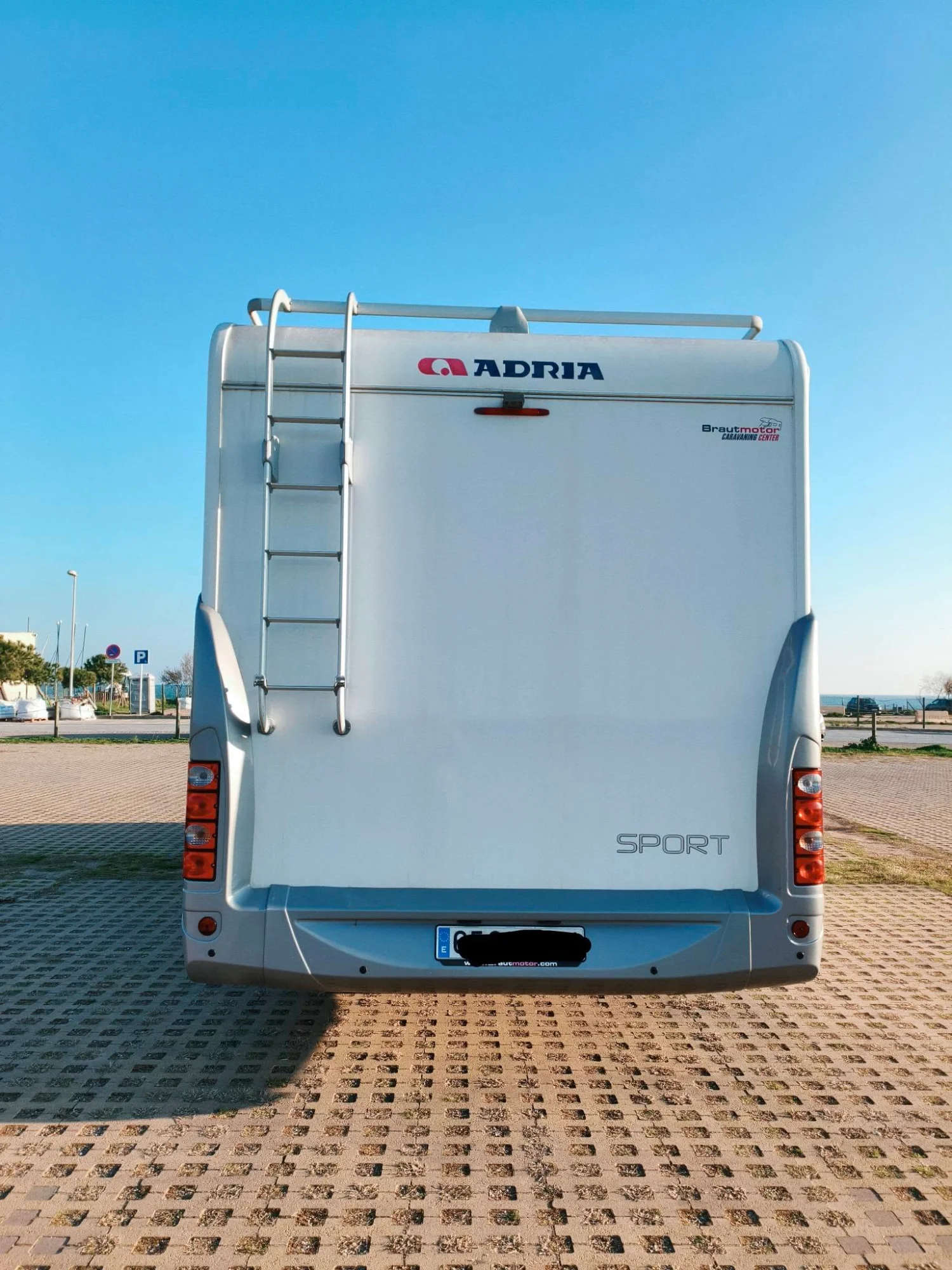 autocaravana capuchina fiat ducato 6 plazas con placas solares